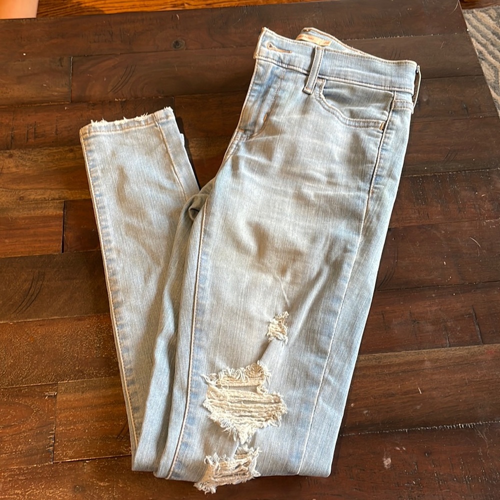 Levi’s super skinny light wash ripped jeans. Like new! Size 26